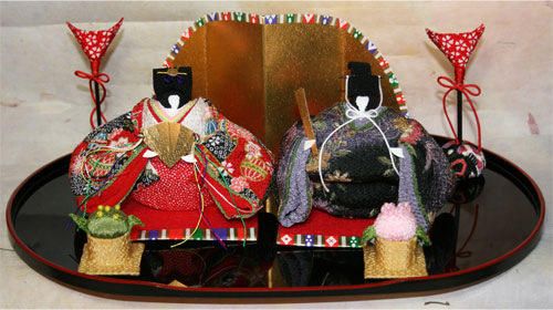 伝統的な上方飾りの雛人形