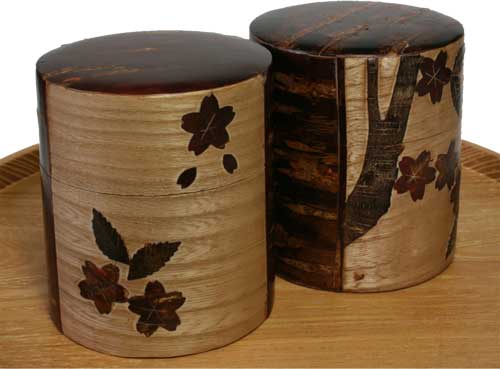 素朴な桜皮細工の茶筒　平型茶筒シリーズ　（栓貼分）　散り花（左）と桜 