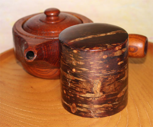 ケヤキの急須と平型茶筒（色出し）