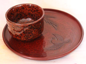 抹茶碗と鎌倉彫9寸丸盆