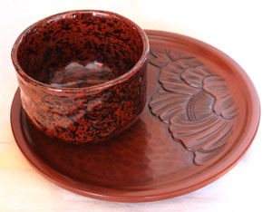 抹茶碗と鎌倉彫8寸丸盆