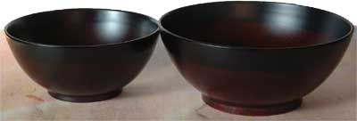 温かい味わい木地呂塗りお好み鉢、左側は雑炊椀