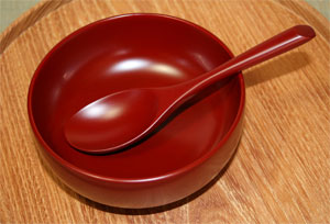 紅溜め塗スープ椀とスプーン