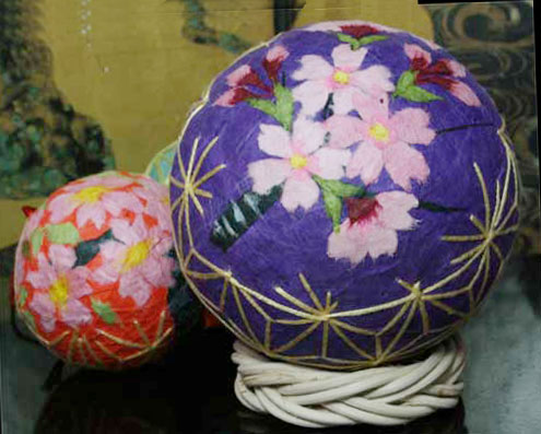 松江和紙てまり(1面麻刺）桜　（紫）と直径5cm和紙手まり