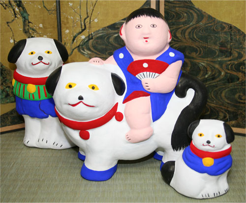大和出雲人形シリーズ　中央は犬乗り子供、サイドは坐り犬